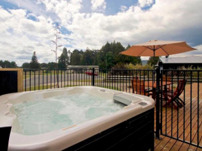 Modern Mountain Spa Escape - Ohakune Holiday Home